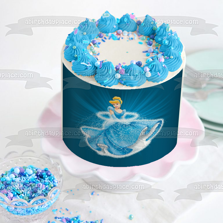 Adorno comestible para tarta con fondo azul y vestido de Cenicienta, imagen ABPID01260
