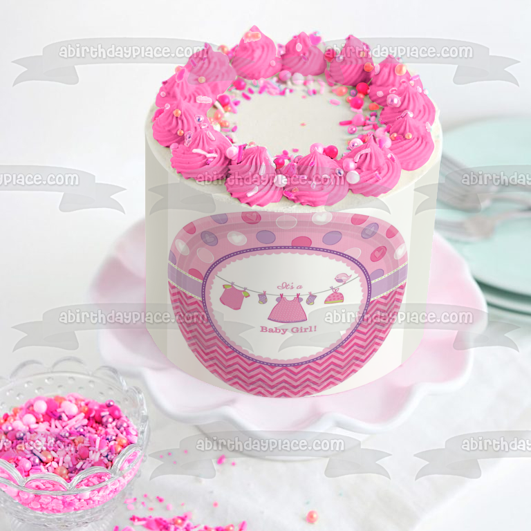 Es una niña bebé ducha ropa de bebé en un tendedero adorno comestible para pastel imagen ABPID00447