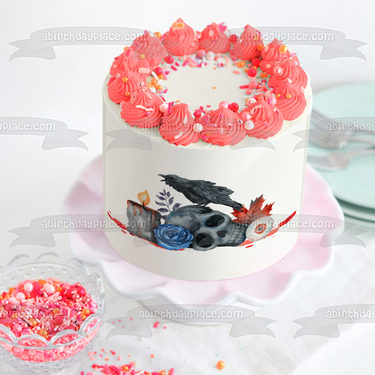 Vela negra de Halloween, un cuervo, una calavera, un globo ocular y hojas y flores como adorno comestible para pastel Imagen ABPID56588