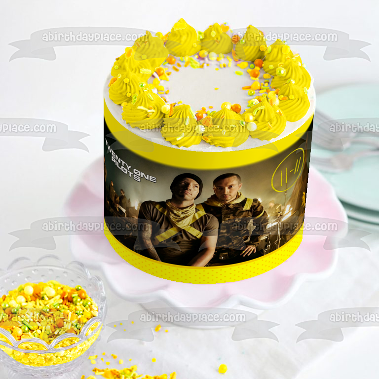 Imagen de decoración comestible personalizable para tarta con borde amarillo de Twenty One Pilots ABPID57743