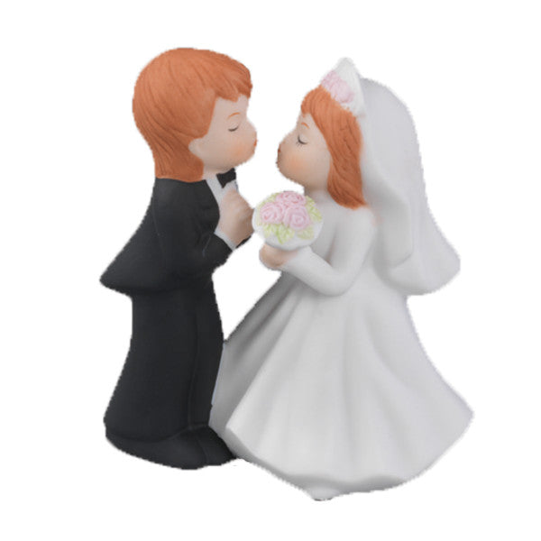 Adorno de boda de pareja besándose de pie