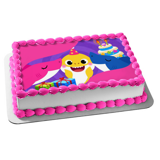 Bebé tiburón feliz cumpleaños mamá tiburón papá tiburón presenta pastel de cumpleaños adorno comestible para pastel imagen ABPID49836 