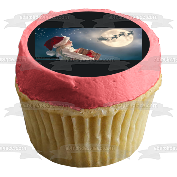 Feliz Navidad niño pequeño mirando renos adorno comestible para tarta imagen ABPID56799 