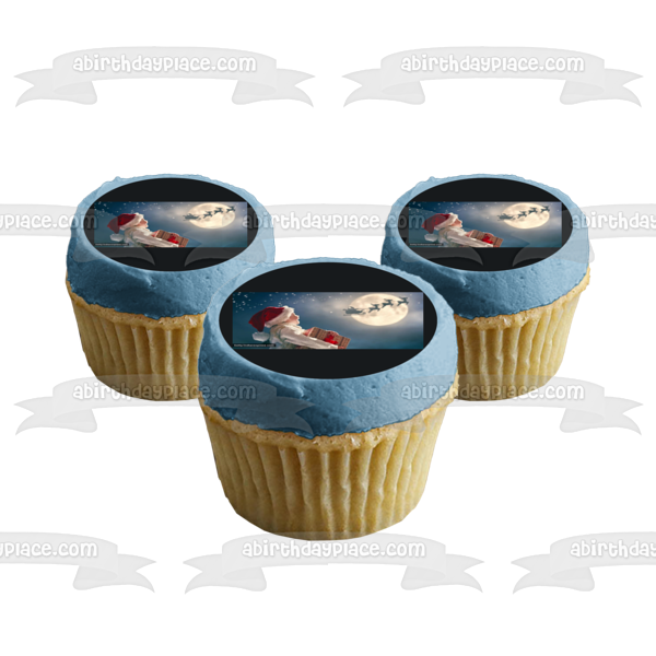 Feliz Navidad niño pequeño mirando renos adorno comestible para tarta imagen ABPID56799 