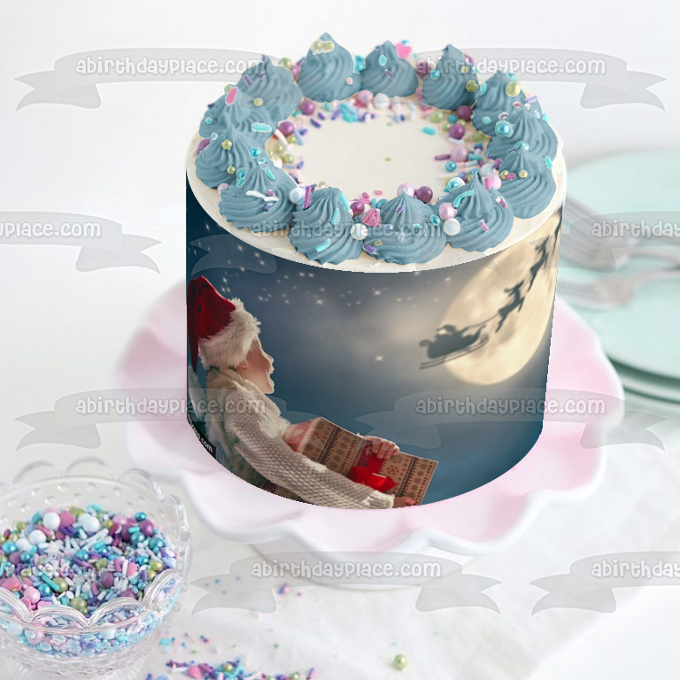 Feliz Navidad niño pequeño mirando renos adorno comestible para tarta imagen ABPID56799 