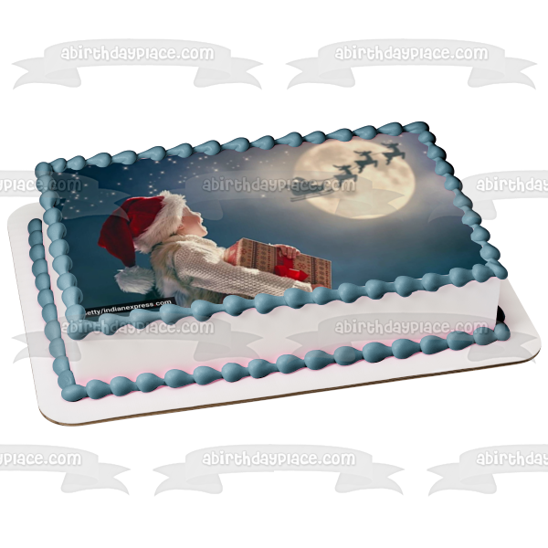 Feliz Navidad niño pequeño mirando renos adorno comestible para tarta imagen ABPID56799 