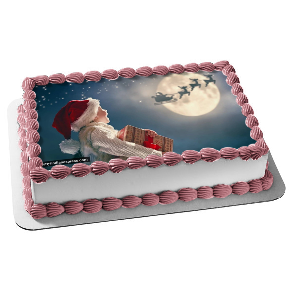 Feliz Navidad niño pequeño mirando renos adorno comestible para tarta imagen ABPID56799 