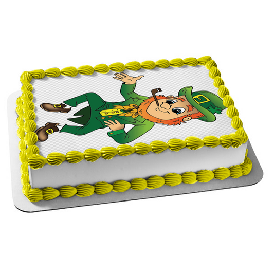 Feliz día de San Patricio o duende de Mardi Gras con un adorno comestible para pastel de trébol de 4 hojas Imagen ABPID57022 